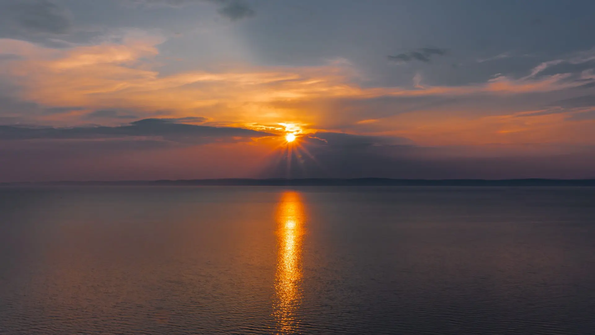 Kilátás a Balaton egész keleti medencéjére, Siófoktól Balatonakarattyáig