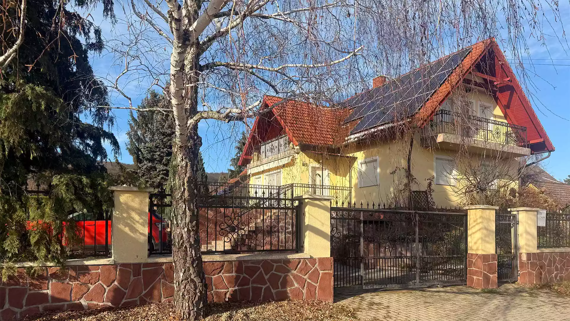 A Viessmann gázkazán, a Daikin hűtő-fűtő klímák és a modern hőszivattyús-napelemes rendszer (8 kWh) garantálják, hogy a rezsi télen-nyáron kedvező.