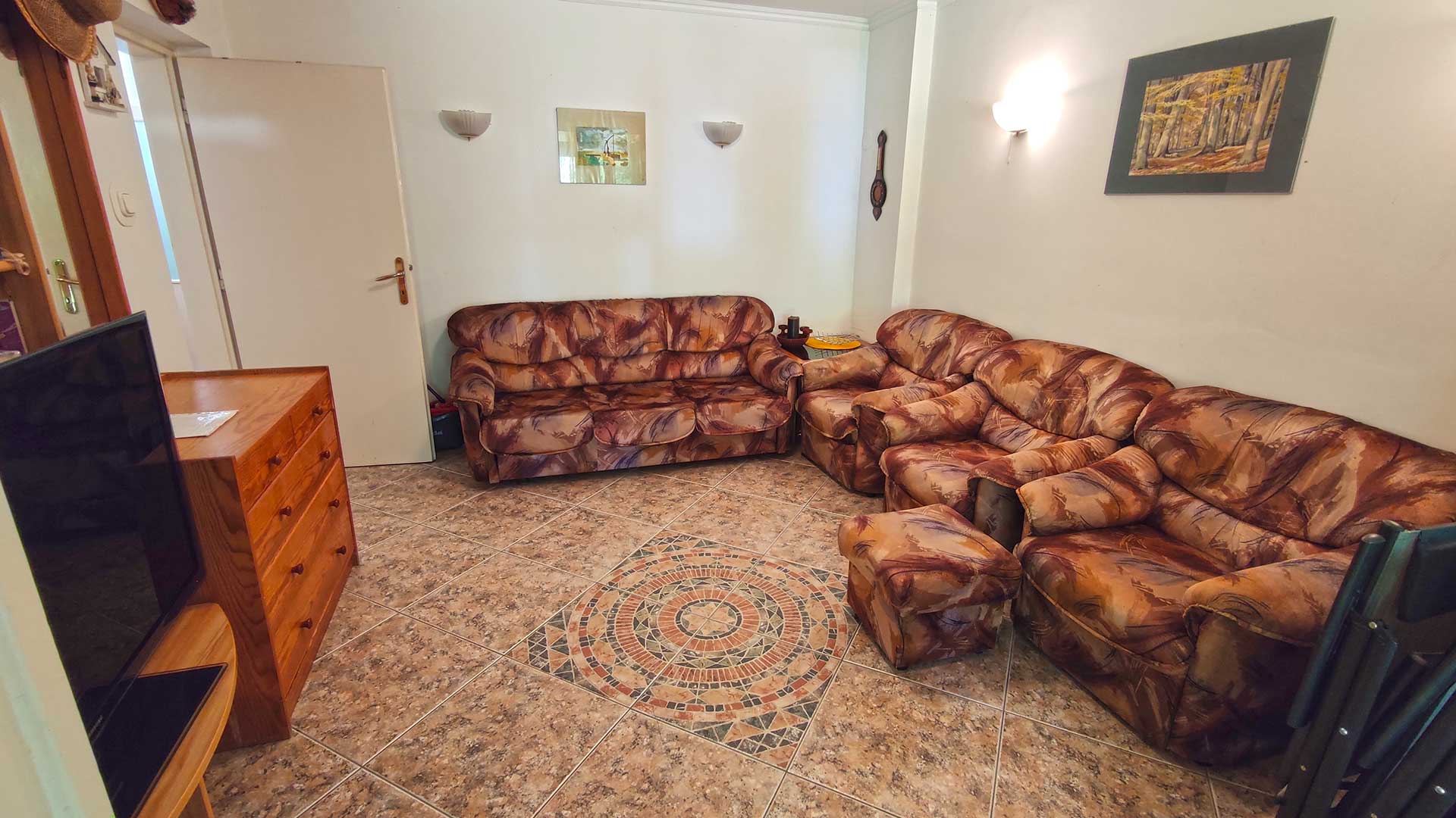 A képen, a 14,62 m2 alapterületű nappali szoba látható, melyből közvetlen kapcsolat nyílik a fedett teraszra.