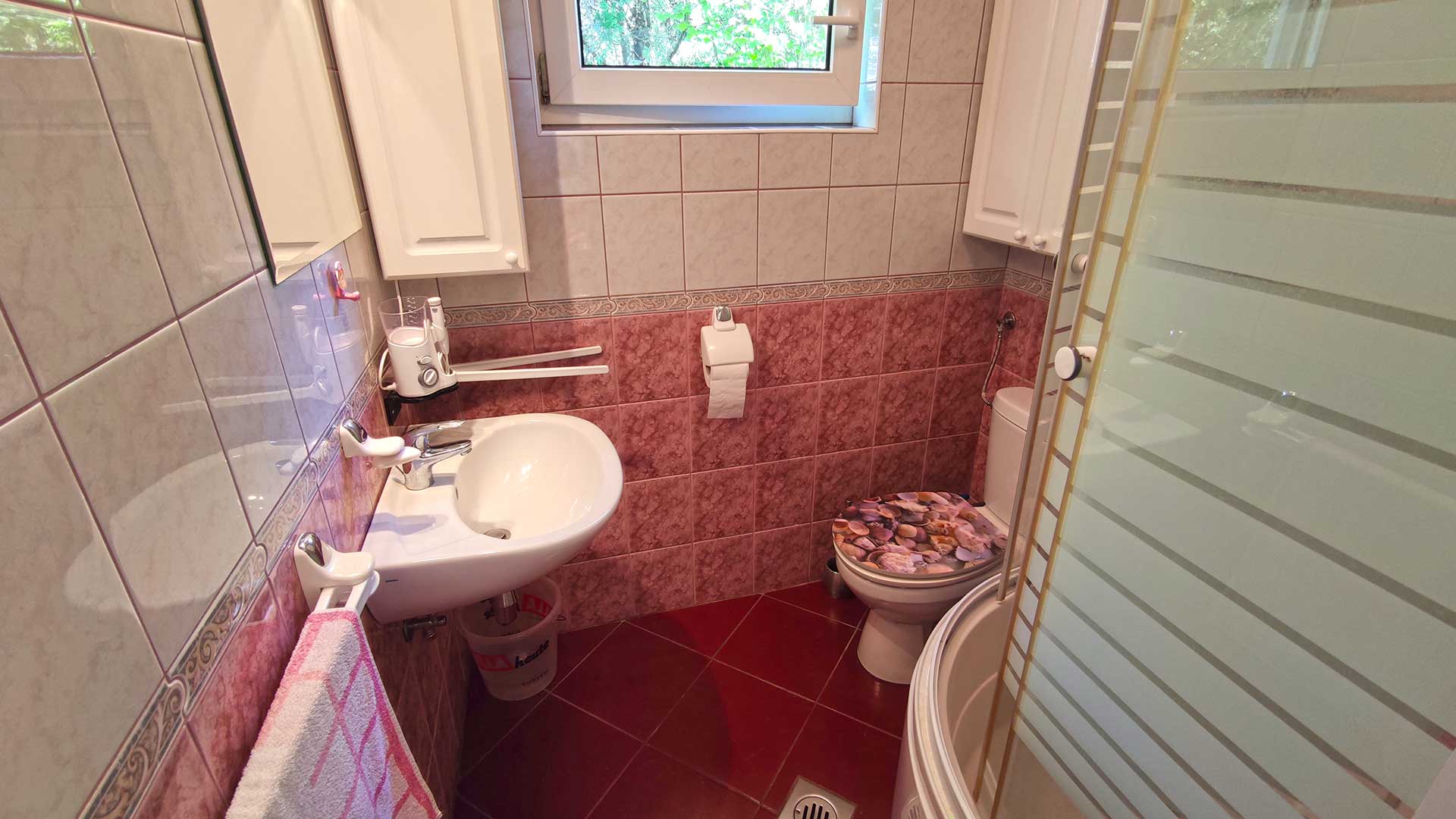 A képen, a fürdőszoba (zuhanyozó, mosdó, WC) látszik.