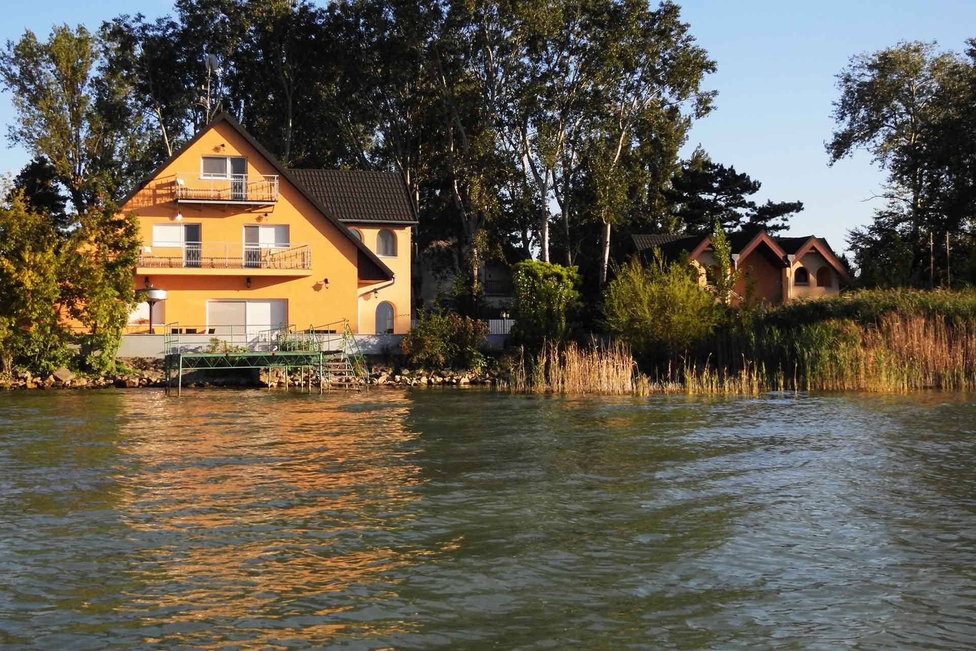 A főépületben lakhat, nyaralhat, a tőle jobbra látható vendégház 4 apartmanját kiadhatja