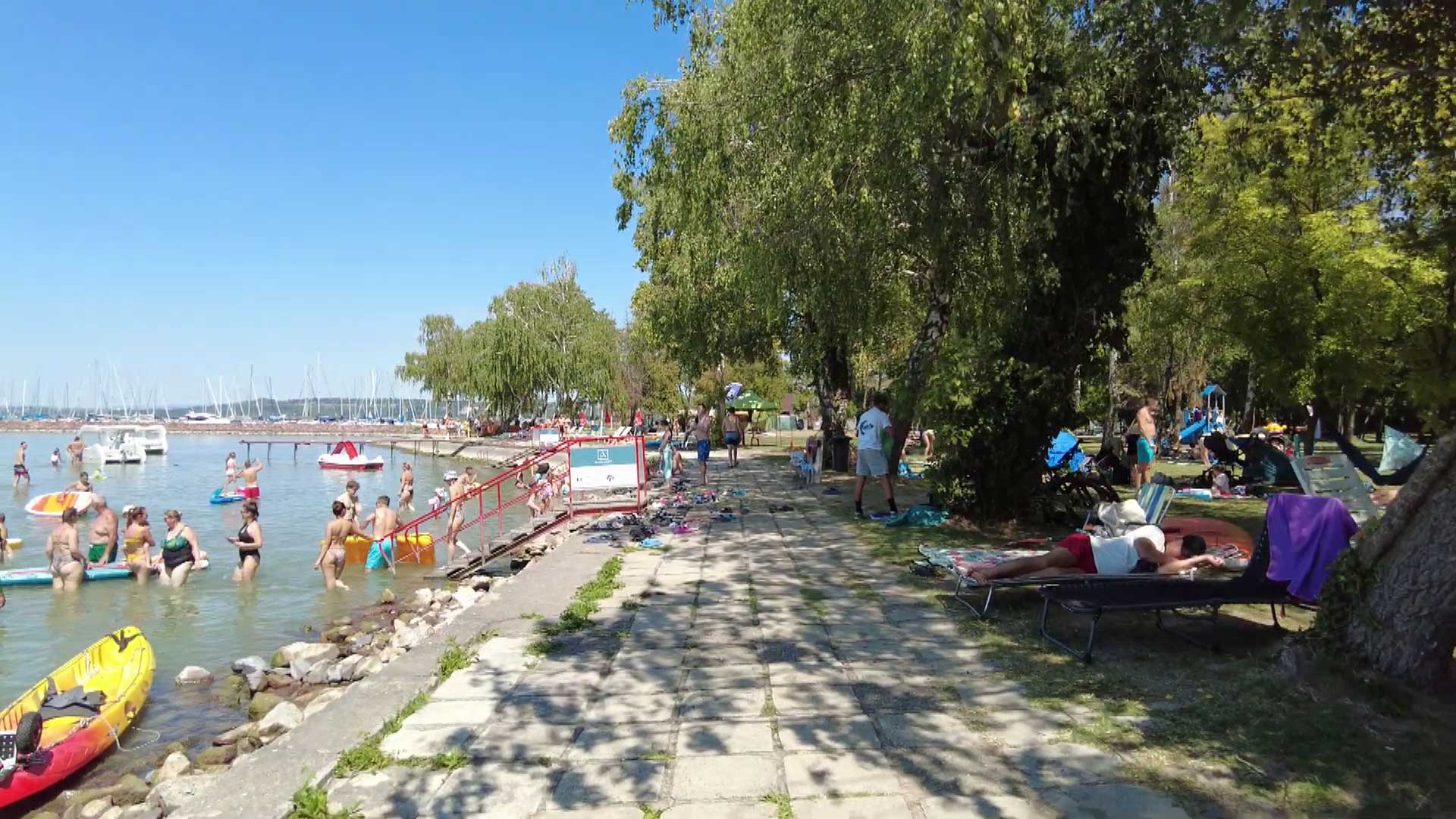 Az árnyékot adó fák alatt lehet hűsölni