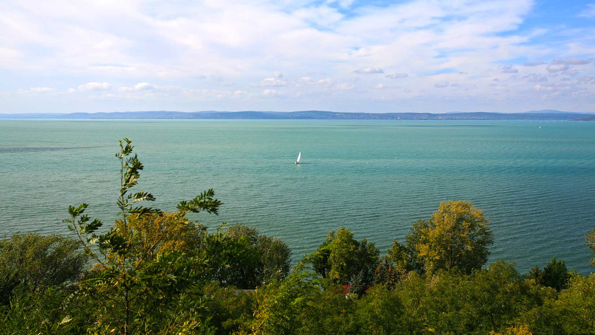 Az eladó háztól 115 méterre, a képen látható balatoni panoráma élvezhető