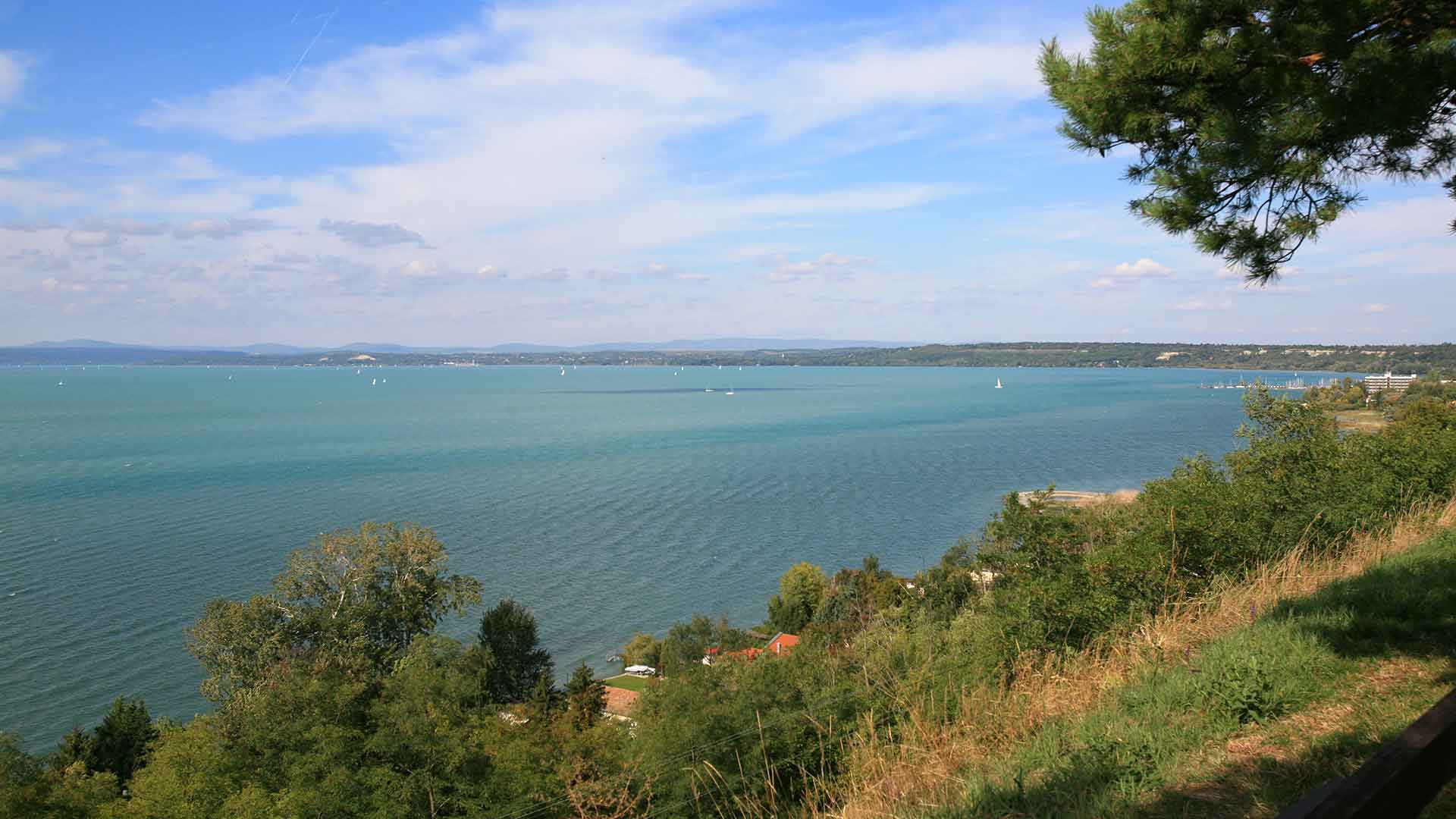 Bármikor lehet gyönyörködni a 115 méterre lévő balatoni panorámában.  