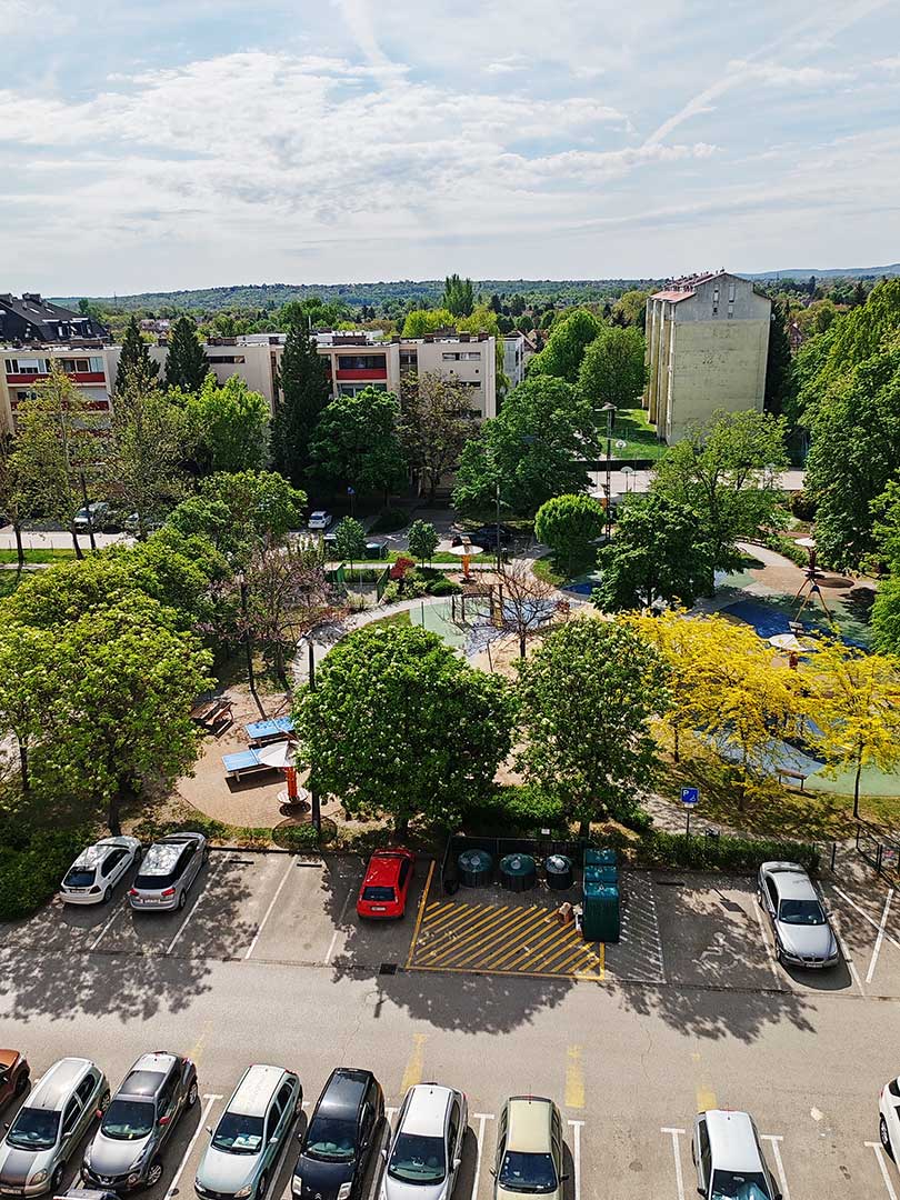 Autóval a ház előtti parkolóban ingyenesen lehet parkolni.