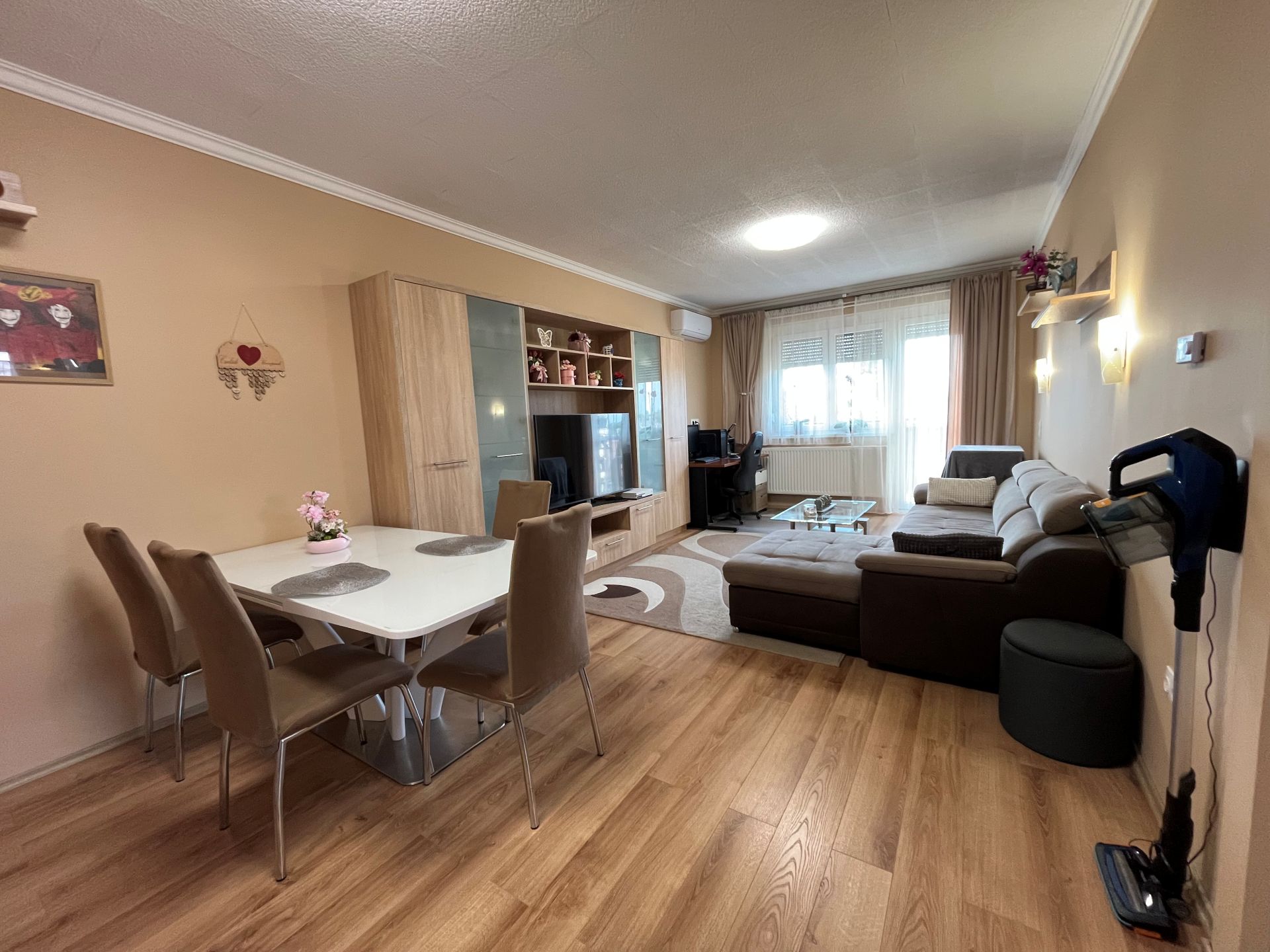 A nappali szobából lehet kimenni az 5,60 m2-es fedett erkélyre
