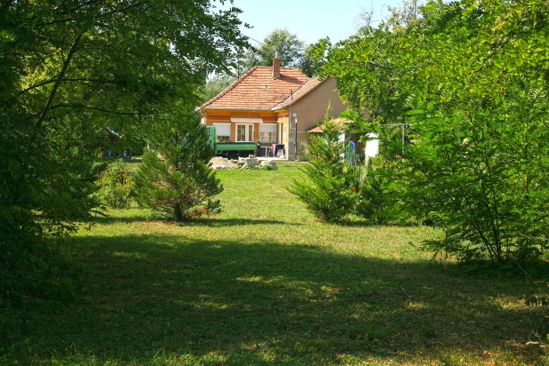 Balaton közeli családi ház nagy területtel eladó