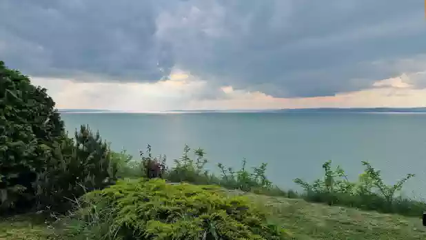 Pár lépés után, mindig ebben a csodálatos balatoni panorámában gyönyörködhet Pár lépés után, mindig ebben a csodálatos balatoni panorámában gyönyörködhet