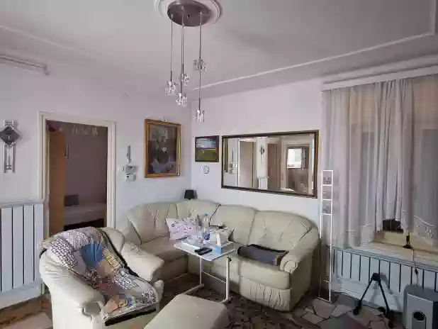 A kép, a 15,24 m2 alapterületű lakószobát ábrázolja A kép, a 15,24 m2 alapterületű lakószobát ábrázolja