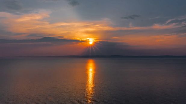 Kilátás a Balaton egész keleti medencéjére, Siófoktól Balatonakarattyáig Kilátás a Balaton egész keleti medencéjére, Siófoktól Balatonakarattyáig