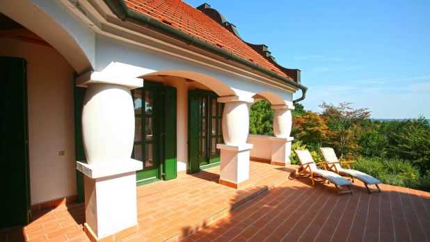 Népies barokk elegancia, ahol a fák közt már a Balaton csillog