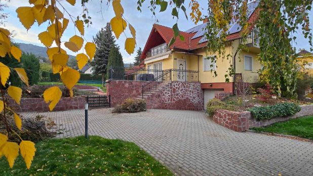 Autók a burkolt udvaron tudnak parkolni