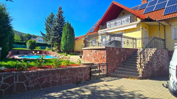 A medence, a szép kert és a panoráma orvosság a stresszre.