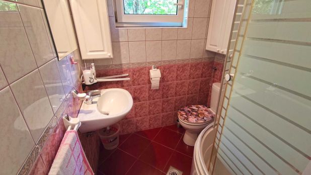 A képen, a fürdőszoba (zuhanyozó, mosdó, WC) látszik.