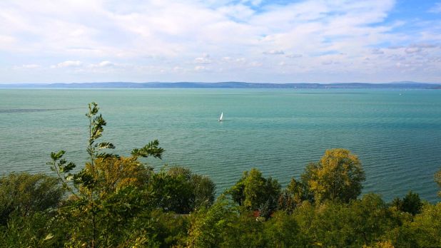 Az eladó háztól 115 méterre, a képen látható balatoni panoráma élvezhető