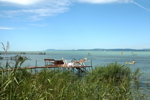 Balaton déli partján, vízparton, nyaraló eladó Balaton déli partján, vízparton, nyaraló eladó