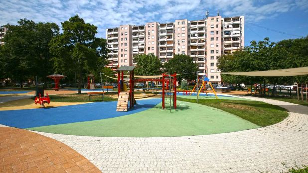 A kiadó garzonlakás, a képen látható társasház 6. emeletén található.