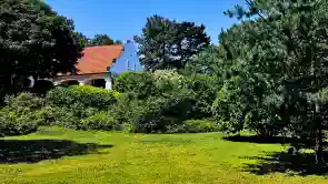Miközben élvezi a magányt, a csendet, a nyugalmat és pihen ebben a kényelmes, hagyományőrző, családi lakóházban, balatoni panorámában gyönyörködhet.