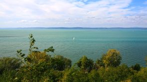 Balatonvilágoson, a balatoni panorámától 115 méterre családi ház eladó