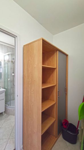 A fürdőszoba előtti gardróbban lehet tárolni a tisztítószereket és egyéb dolgokat.