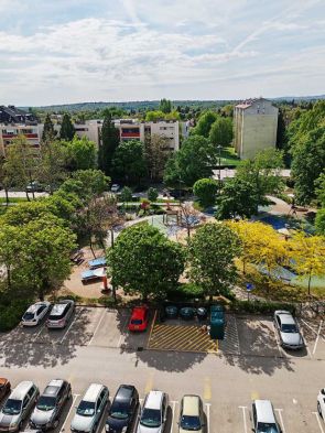 Autóval a ház előtti parkolóban ingyenesen lehet parkolni.